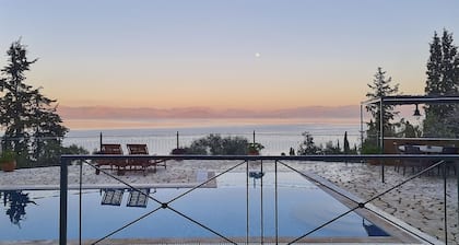 Διώροφη Βίλα με Ιδιωτική Πισίνα BBQ & Playroom θέα στην θάλασσα