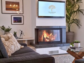 Smart TV, chimenea, videojuegos y reproductor de DVD 