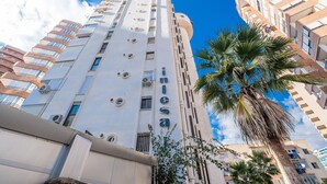 A high-rise building with balconies and air conditioning units. - Inlesa 4-B Apartment Levante Beach (Benidorm)