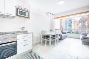 Fridge, microwave, oven, coffee/tea maker - Inlesa 4-B Apartment Levante Beach (Benidorm)