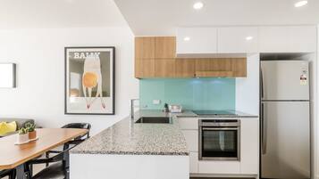 Full-sized fridge, microwave, oven, stovetop