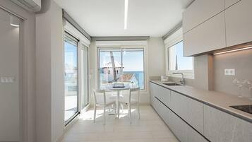 Kühlschrank, Mikrowelle, Ofen, Herdplatte