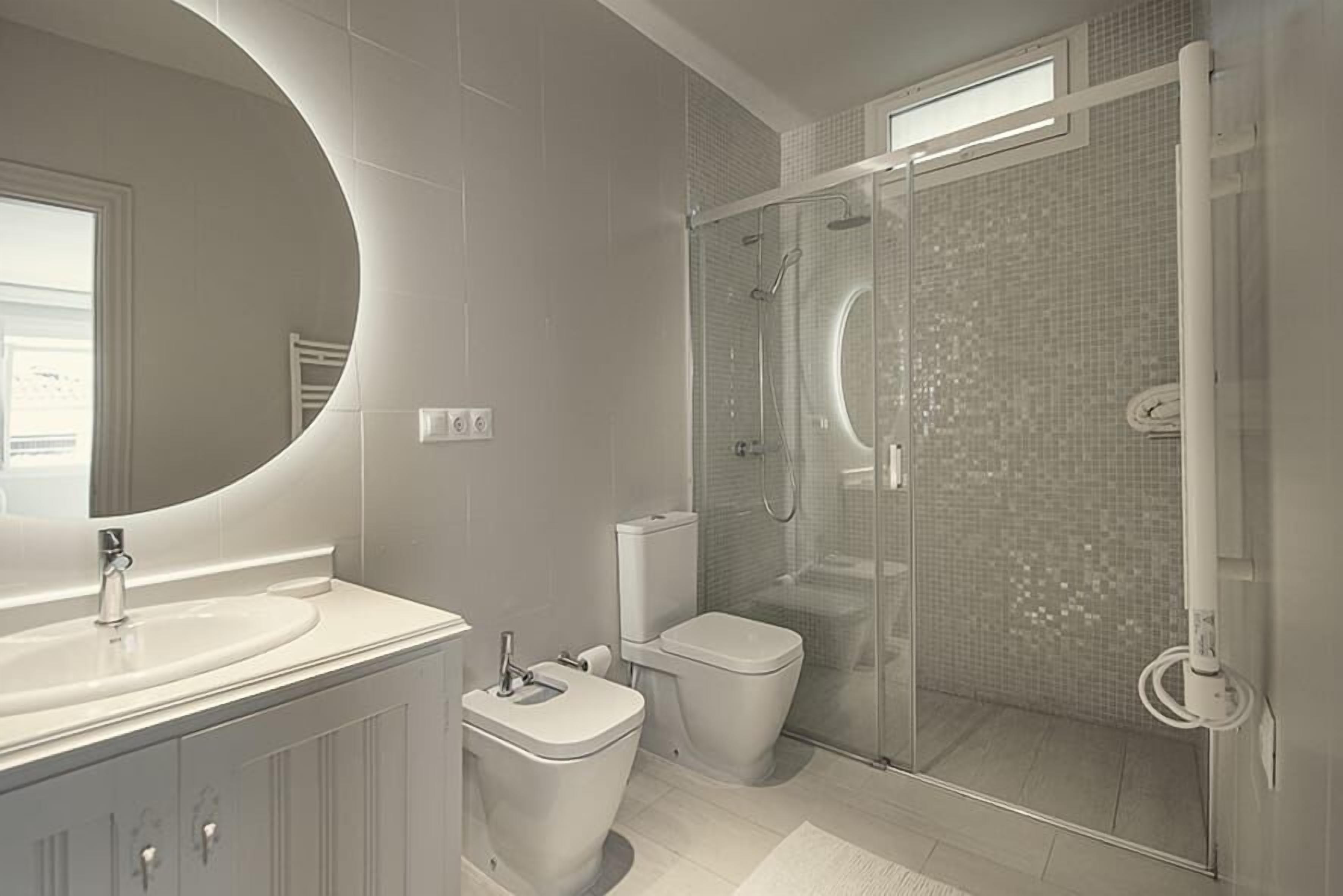Shower, hair dryer, bidet, towels