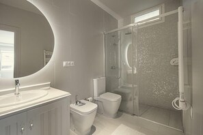 Dusche, Haartrockner, Bidet, Handtücher
