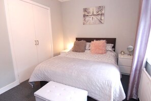 2 habitaciones, tabla de planchar con plancha y cuna de viaje