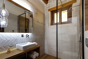 Combined shower/tub, hair dryer, towels