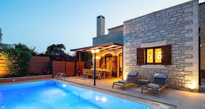 Perhehuvila Elia, oma uima-allas, 2 minuutin kävelymatkan päässä paikallisista palveluista