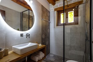 Combined shower/bathtub, hair dryer, towels