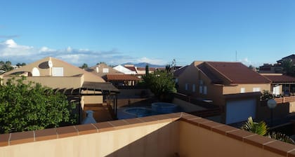 Superbe 3 chambres, villa de luxe, piscine privée, WIFI, TV, à pied des plages et des bars