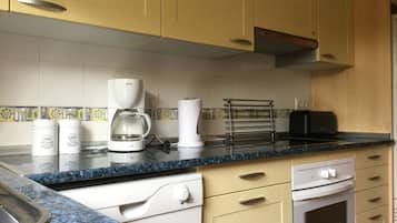 Jääkaappi, mikroaaltouuni, uuni, liesi