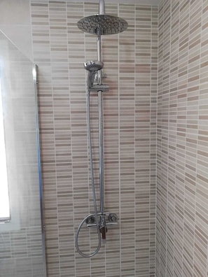 Duschwanne, Haartrockner, Bidet, Handtücher