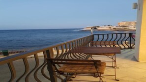 Property grounds - MERHBA BEACH FRONT CORNER APARTMENT. (Marsalforn)