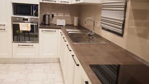 ثلاجة، ميكروويف، فرن، موقد طهي مسطح