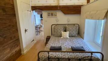 3 bedrooms, desk, iron/ironing board, travel cot
