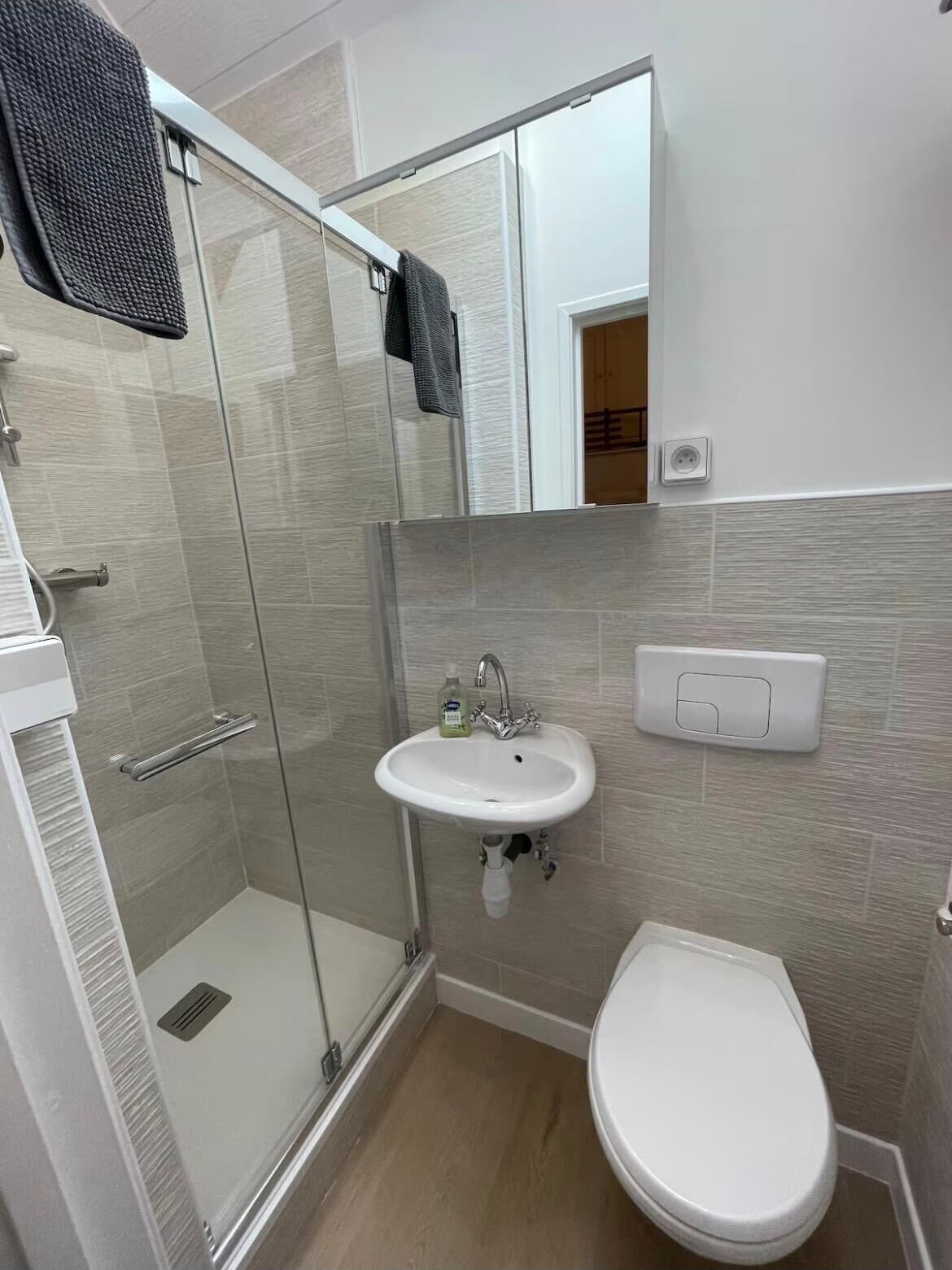 Shower room shared between room 2 & 3