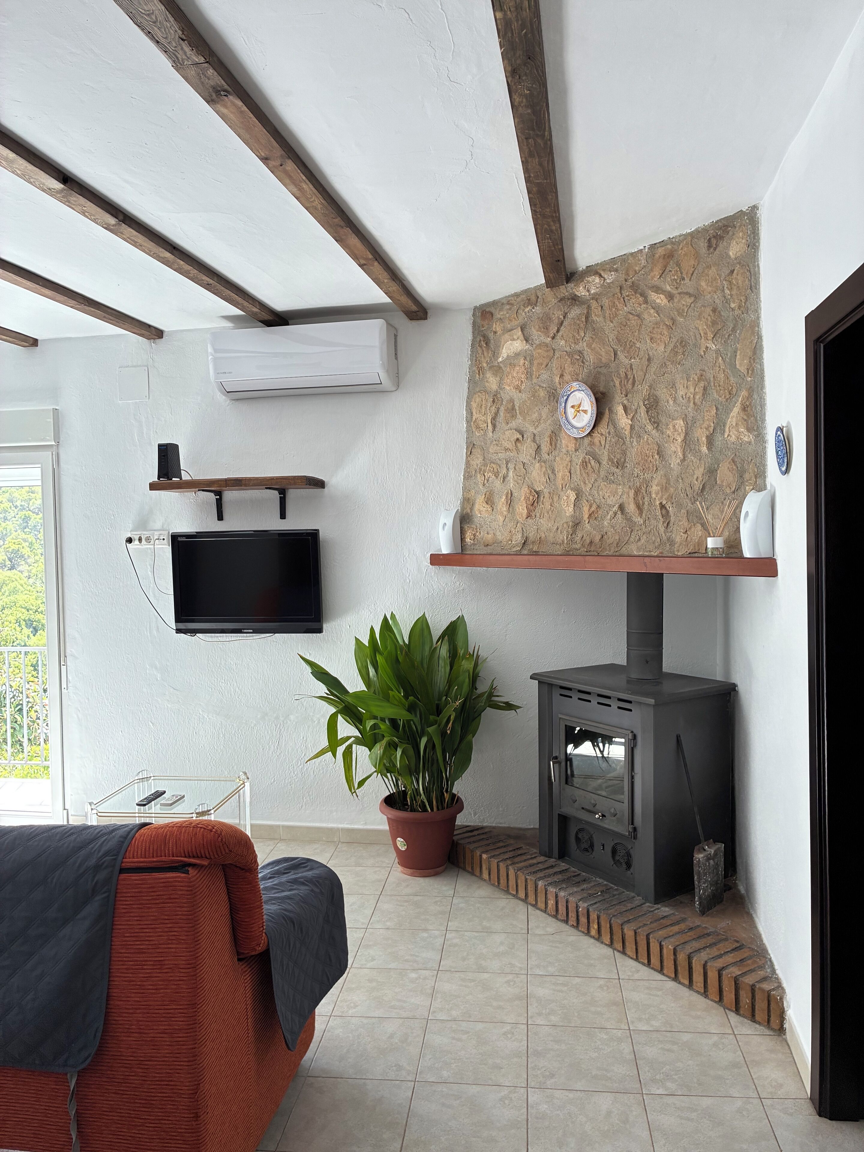 TV connectée, cheminée, table de tennis de table