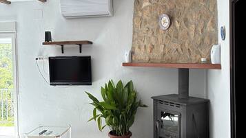 TV connectée, cheminée, table de tennis de table