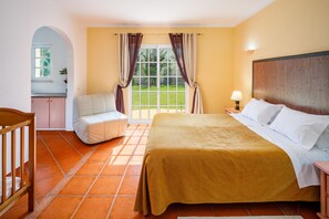 5 bedrooms, iron/ironing board, Internet, bed sheets