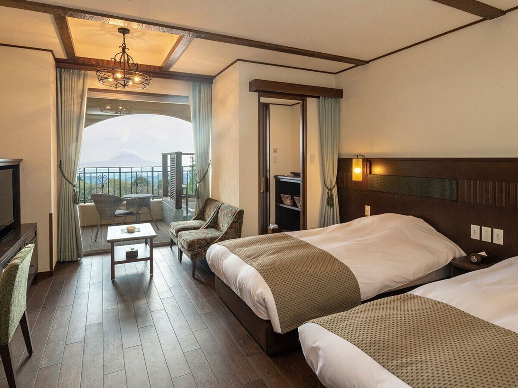 In-room safe, soundproofing, bed sheets