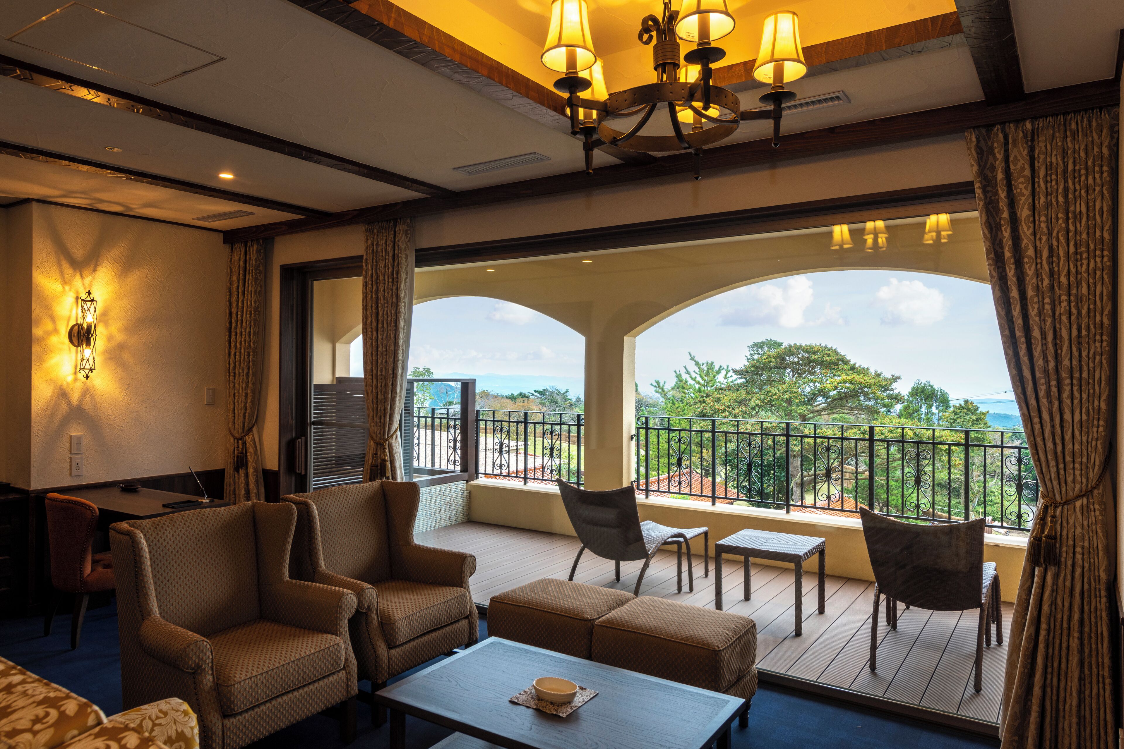 Corner Suite, Non Smoking | In-room safe, soundproofing, bed sheets