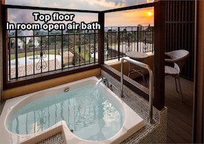 Erillinen kylpyamme ja suihku, lähdevesiallas, sadesuihkupää