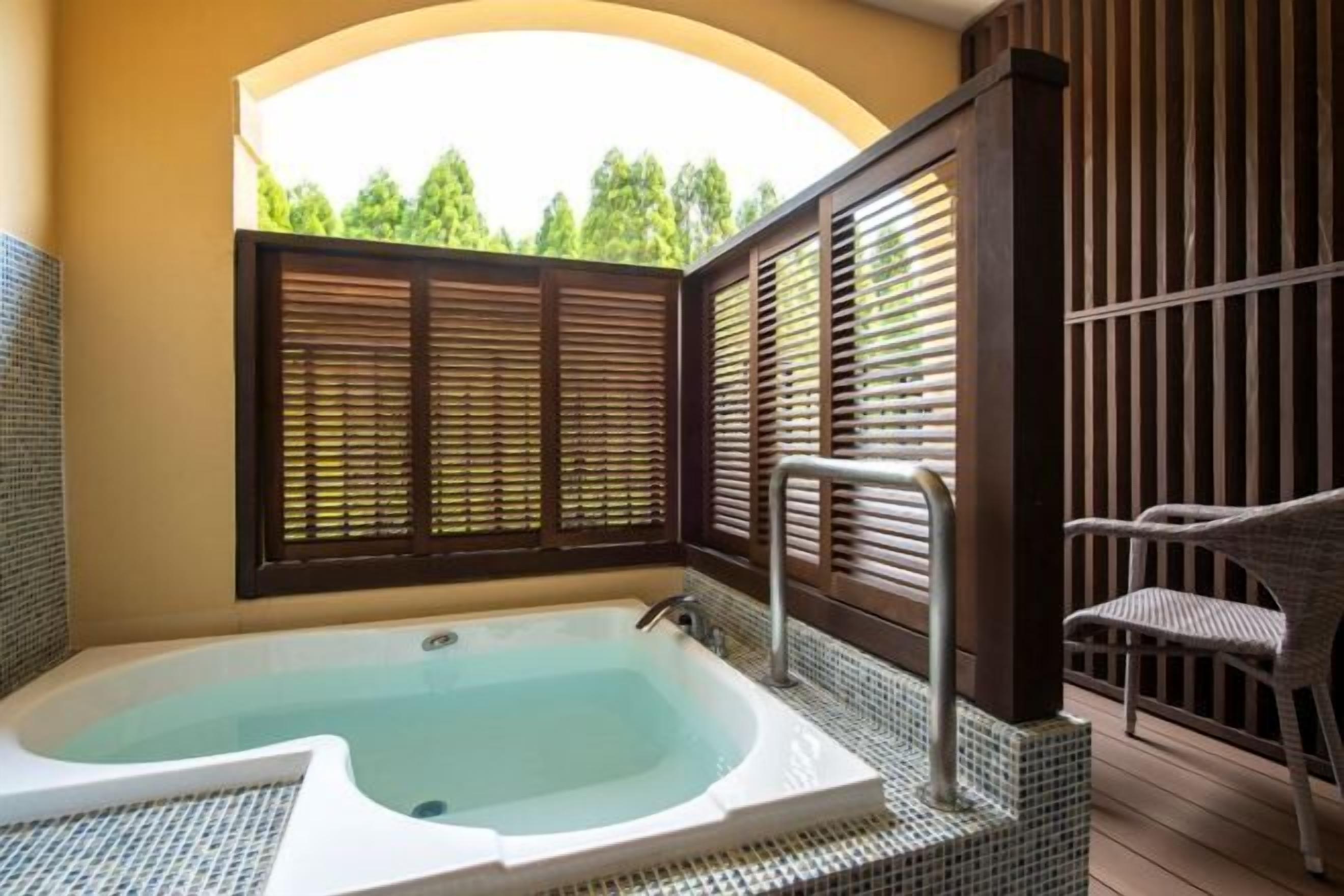 独立的浴缸和淋浴、泉水浴缸、大花洒淋浴喷头、免费洗浴用品