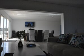 Smart TV, table football, ping pong, books - Villa 5 ch, 6 s. b., air conditioning, heated swimming pool, garden, fitness, bird watching. (Silves)