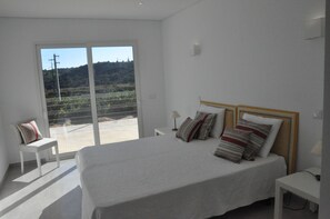 5 bedrooms, iron/ironing board, free WiFi, bed sheets