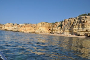A coastal scene with cliffs and a beach. - Villa 5 ch, 6 s. b., air conditioning, heated swimming pool, garden, fitness, bird watching. (Silves)