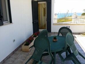 Outdoor dining - Beachfront holiday home 30 meters from the water (Torre San Giovanni)