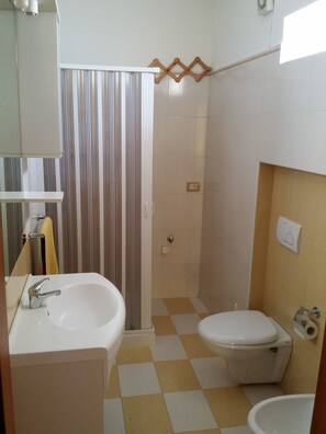 Douche, sèche-cheveux, bidet, savon
