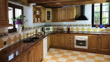 KĂŒhlschrank, Mikrowelle, Ofen, GeschirrspĂŒler