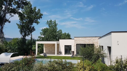 The contemporary Beau Soleil will seduce you with its elegance and its environment.