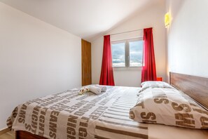 3 slaapkamers, een strijkplank/strijkijzer, internet, beddengoed