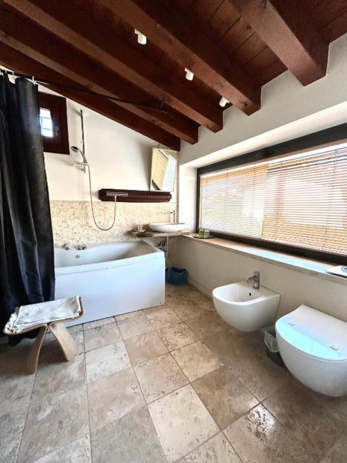 Ensemble douche/baignoire, sèche-cheveux, bidet, serviettes fournies