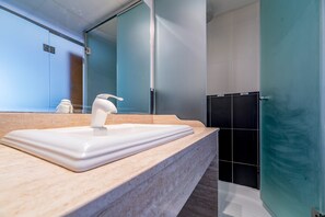 Combined shower/tub, hair dryer, bathrobes, slippers - Amazing Villa with pool and sea views (Alcocéber)