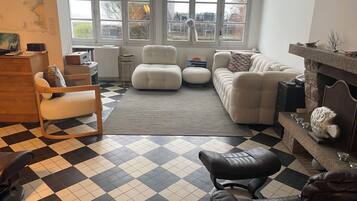 Televisie, Netflix, een dvd-speler en tafelvoetbal