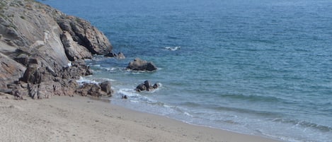 Una spiaggia nelle vicinanze