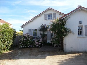 Exterior - Seafront house with terrace on coastal path. 100 metres walk to beach (Piriac-sur-Mer)