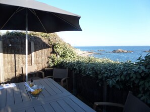 Outdoor dining - Seafront house with terrace on coastal path. 100 metres walk to beach (Piriac-sur-Mer)