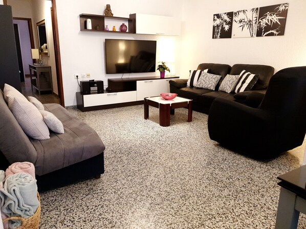 Smart TV, libros y estéreo 