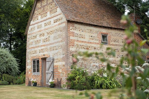 The Dovecote, historic cottage in a peaceful garden