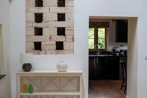 Fridge, microwave, oven, stovetop - The Dovecote, historic cottage in a peaceful garden (Letcombe Regis)