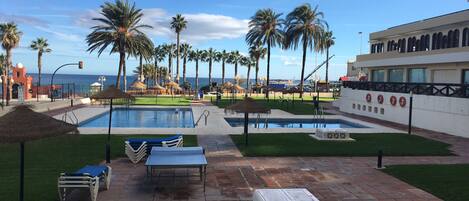 Una piscina al aire libre