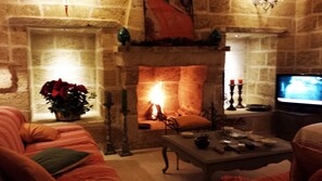 Smart TV, chimenea y libros 