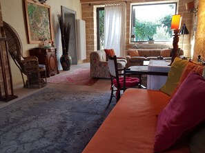 Smart TV, chimenea, libros