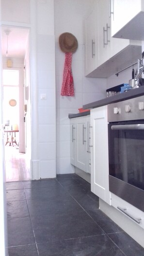 Een microgolfoven, een koffiezetapparaat/waterkoker