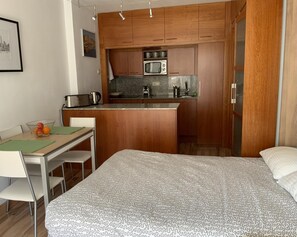 1 chambre, fer et planche à repasser, accès Internet, draps fournis