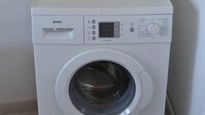 Eine Bosch Waschmaschine mit Frontlader, einer Bedienblende, einem digitalen Display und einer transparenten Tür.