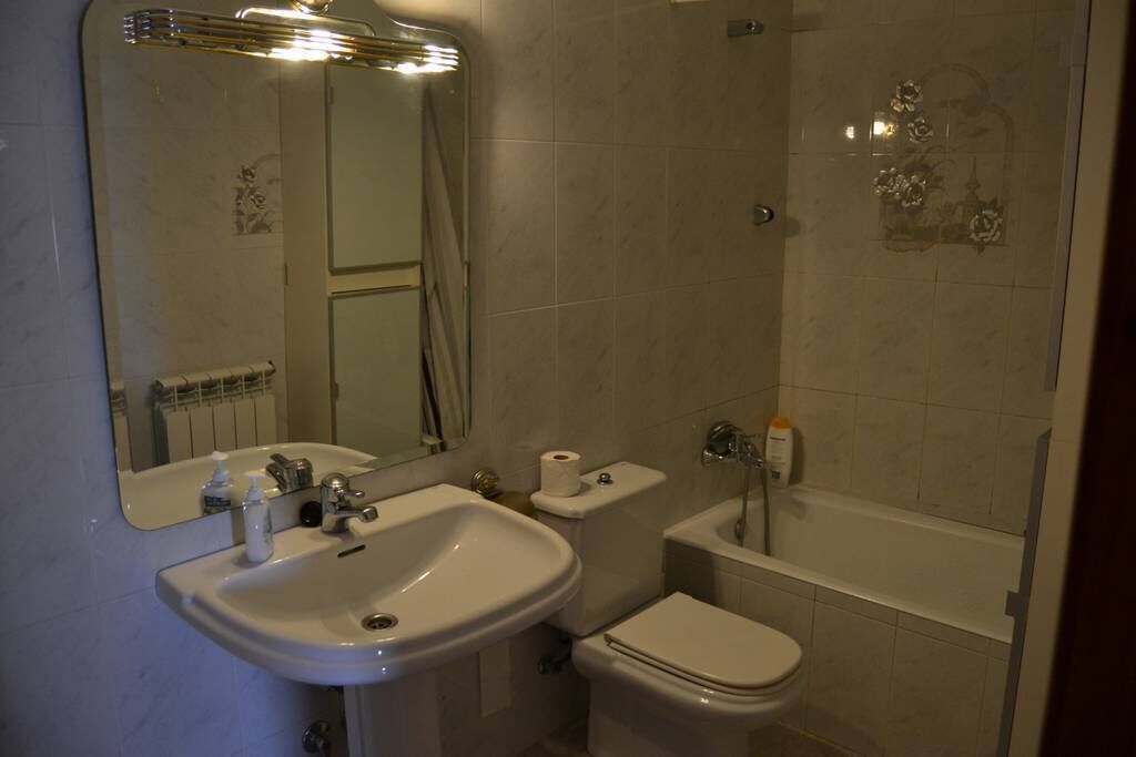 Een bad, een haardroger, een bidet, handdoeken